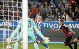 Jon Guridi se dispone a anotar el 1-0 que acabó con la hemorragia liguera albiazul.