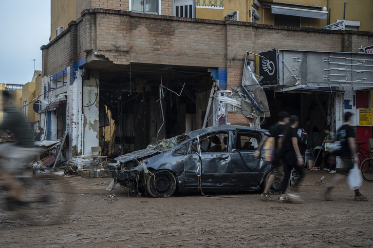 Varias personas limpian los estragos ocasionados por la DANA en Benetússer.