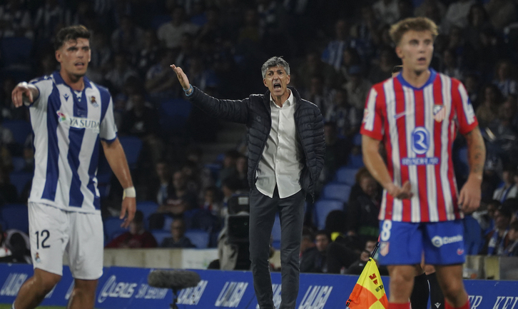 Imanol da órdenes a sus jugadores en el partido anhte el Atlético.