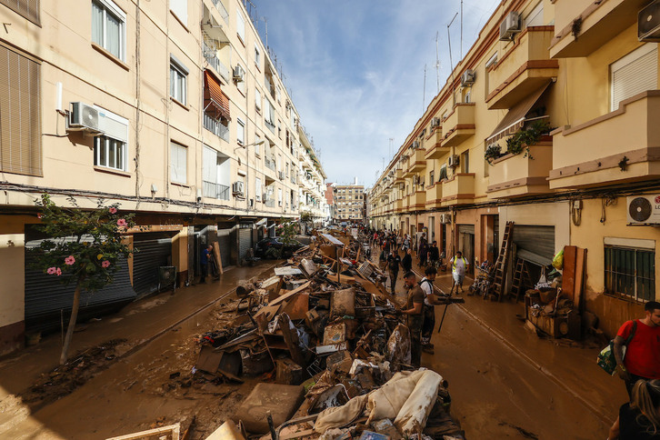 Enseres de todo tipo se apilan en una calle de Paiporta, localidad de 25.000 habitantes, una de las masacradas por la DANA.