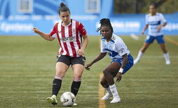 Leire Baños se lleva el balón ante Gift Monday, que martirizó a la zaga rojiblanca.