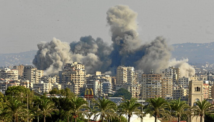 Explosión tras un bombardeo israelí contra la histórica ciudad libanesa de Tiro.