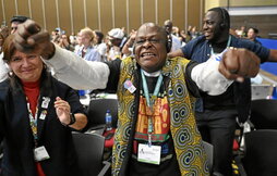 Delegaciones de comunidades indígenas y afrodescendientes celebran el acuerdo.