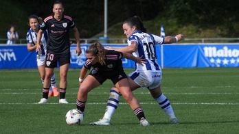 Nerea Eizagirre y Laborde pugnan por el balón.