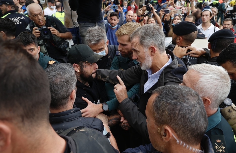 Felipe de Borbón trata de aplacar a un vecino que protesta.