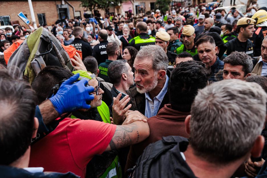 Felipe de Borbón, rodeado de escoltas, contesta a los vecinos de Paiporta.