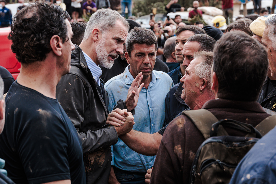 El rey español y Mazón escuchan las quejas de los indignados.