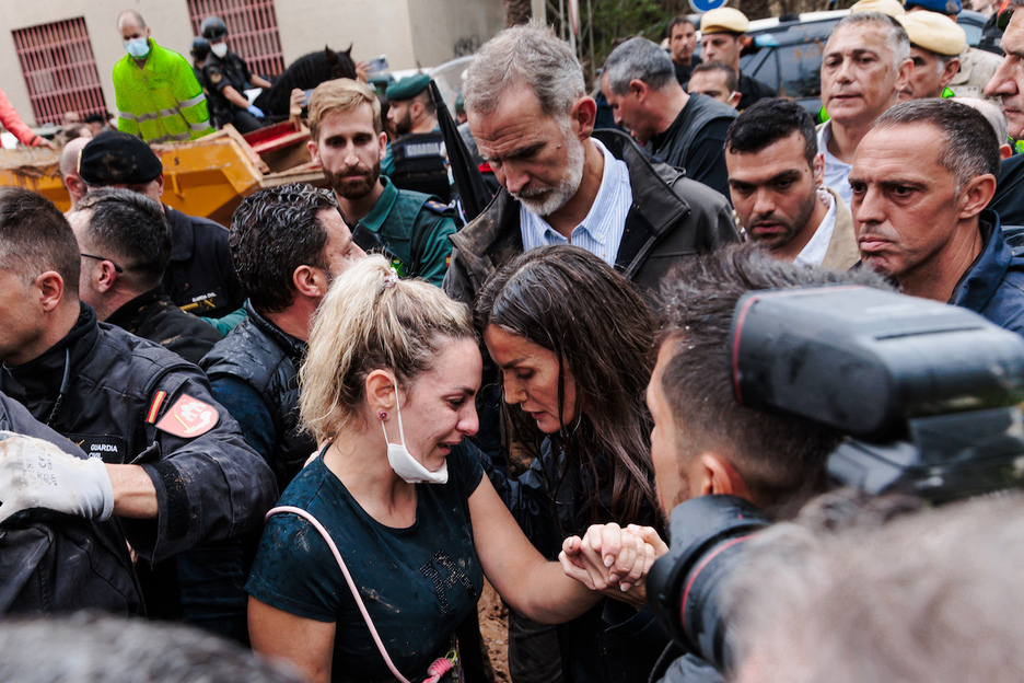 La reina española trata de consolar a una vecina de Paiporta rota por el dolor.