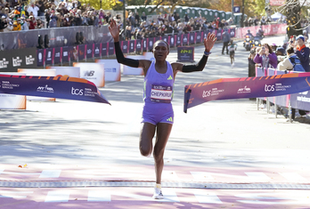 La keniana Sheila Chepkirui cruza la meta del Maratón de Nueva York.