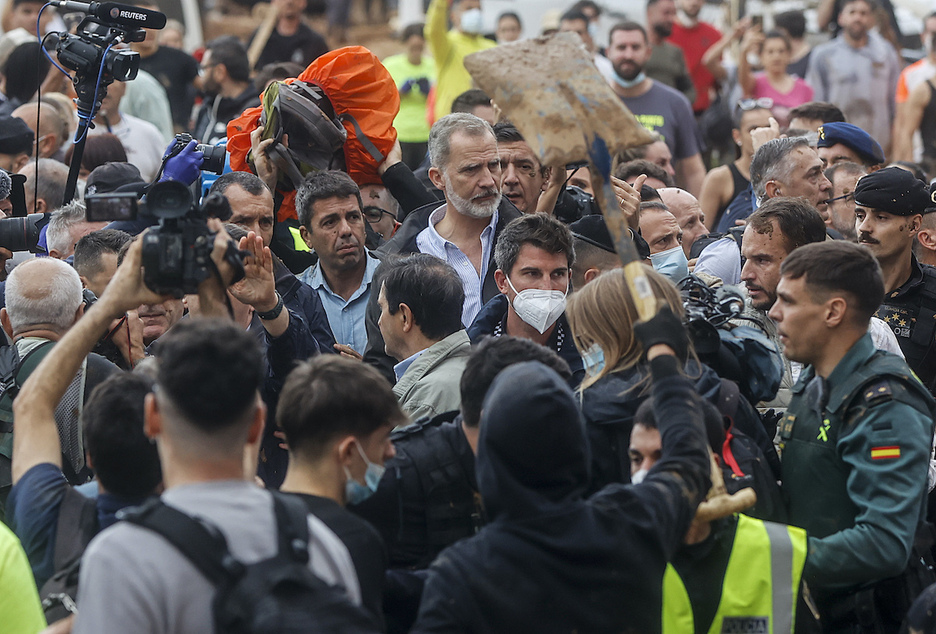 Palas levantadas al paso de las autoridades por Paiporta.