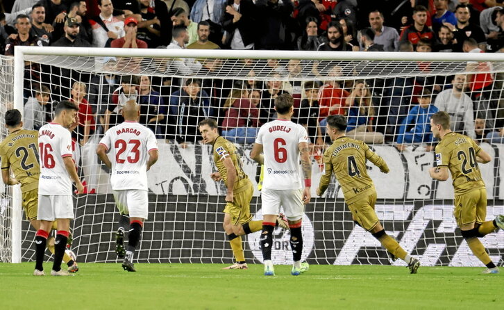 Mikel Oyarzabal kapitainak penaltiz egin zuen bigarren gola Sevillako Sanchez Pizjuan zelaian.