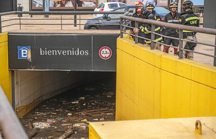 Efectivos de la UME junto al parking inundado del Centro Comercial Bonaire.