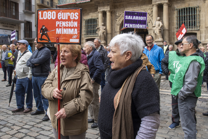 Un momento de la concentación celebrada este lunes en Iruñea por el Movimiento de Pensionistas de Nafarroa.