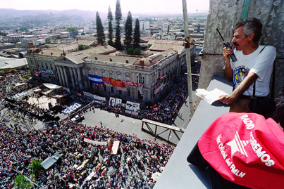 Un mando del FMLN controla desde la catedral de San Salvador un acto popular de apoyo a la guerrilla durante las negociaciones de paz de 1992.