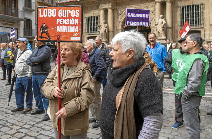 Un momento de la concentración celebrada ayer en Iruñea por el Movimiento de Pensionistas de Nafarroa.