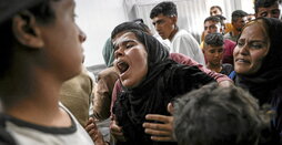 Una mujer llora en el hospital Nasser, tras ver los cuerpos de sus familiares muertos en un bombardeo israelí.