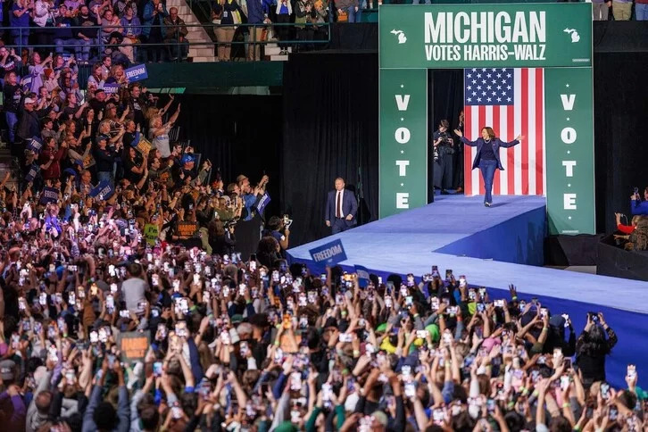 Kamala Harris se dispone a intervenir, el domingo, en el mitin celebrado en Michigan.