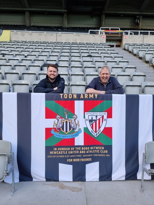 Adam Stoker y Graeme, dos aficionados del Newcastle.