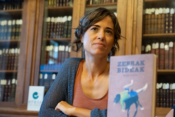 Nerea Loiola Pikaza ‘Zebrak eta bideak’ liburuaren aurkezpenean.