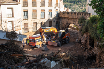 Excavadoras trabajan en la zona de Las Ramblas de Letur, donde se ha hallado uno de los cuerpos.