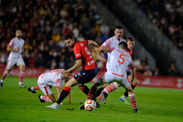 Raúl García, autor de dos goles, intenta llevarse el balón ante rivales del Chiclana.