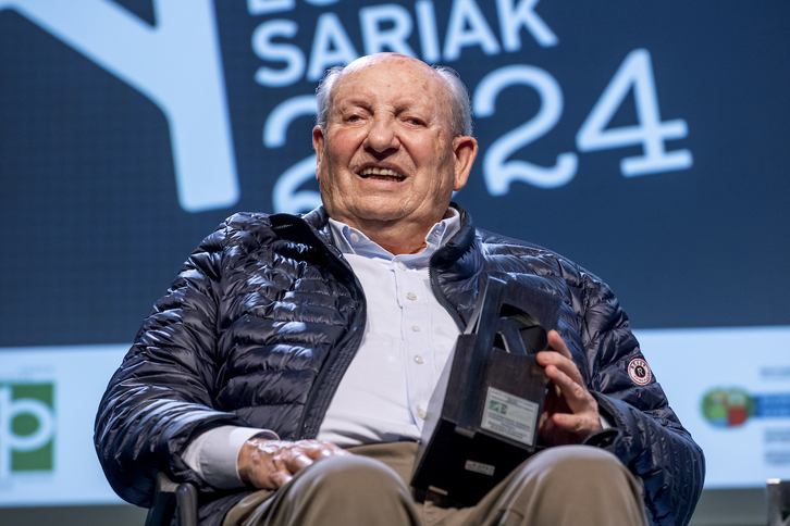 Xabier Sánchez Erauskin, con el premio honorífico que recibió ayer.