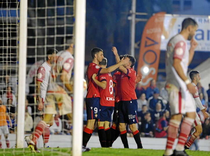 Los jugadores de Osasuna hacen piña para celebrar uno de los cinco goles al Chiclana.