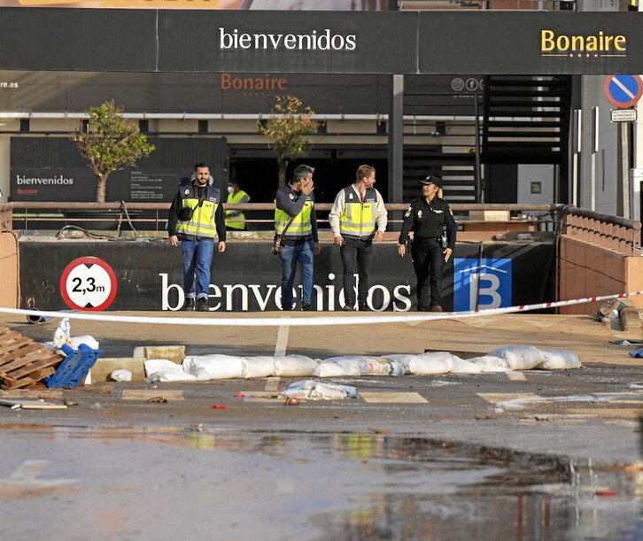 Entrada al parking del centro comercial de Bonaire.