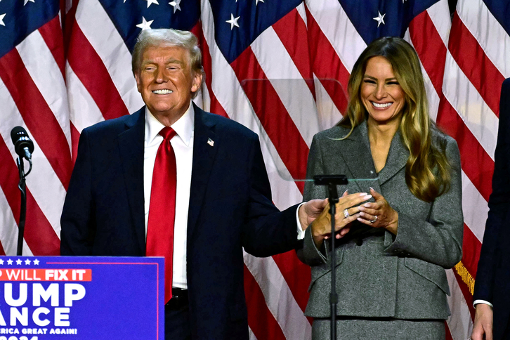 Donald Trump, bere bikote Melania Trumpekin, garaipena ospatzen.