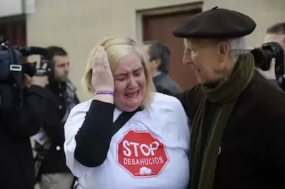 La coordinadora de Stop Desahucios Bizkaia, Marta Uriarte, es consolada por Periko Solabarria.