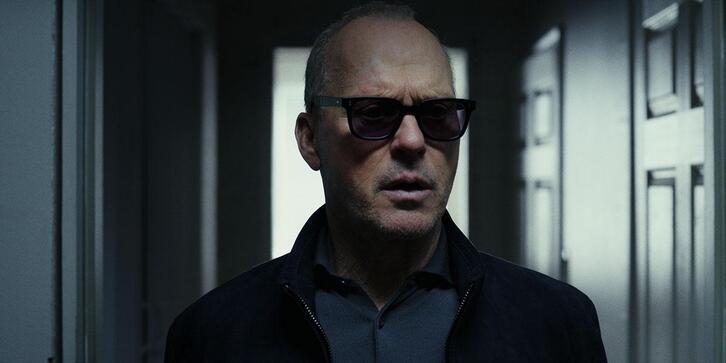 Michael Keaton dirige y protagoniza ‘El método Knox’.