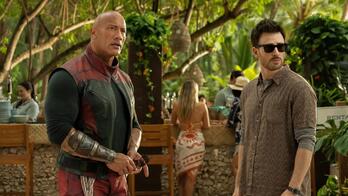 Dwayne Johnson y Chris Evans en un momento de 'Red One'