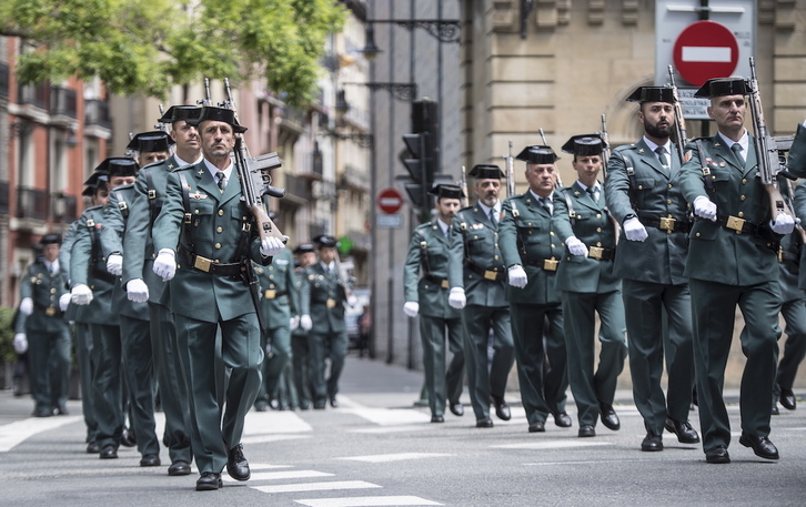 Imagen de archivo de un desfile de la Guardia Civil en Iruñea en 2019.