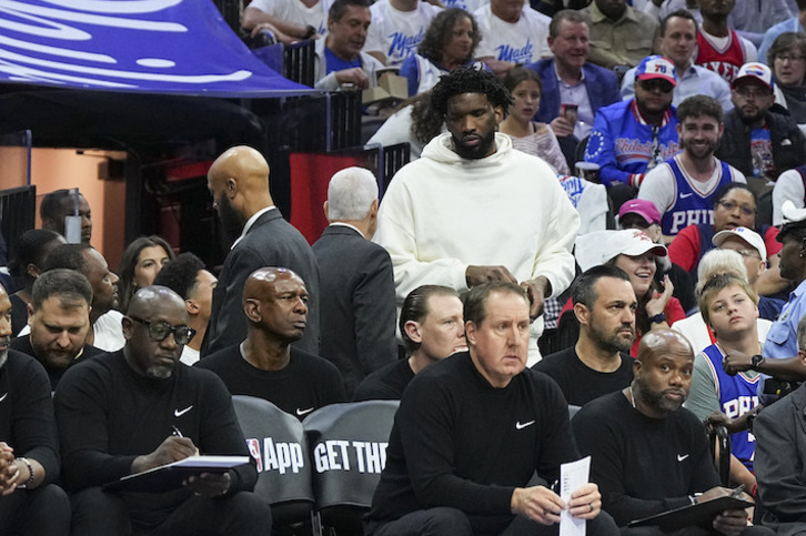 Las continuas ausencias de Joel Embiid por sus problemas físicos están agriando el ambiente en Philadelphia.