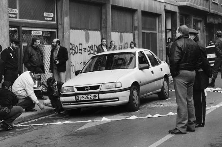 Policías analizan el coche en el que viajaba Goikoetxea cuando fue tiroteado.