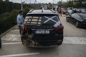 Así quedó el coche usado por Sánchez tras la embestida de varias personas.