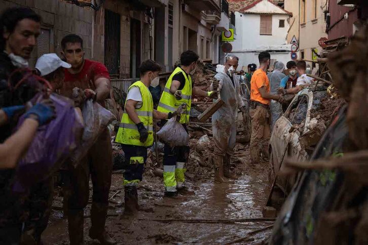 Vecinos de Catarroja se coordinan en las labores de limpieza.