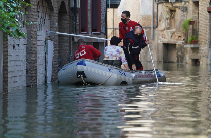 Labores de rescate en el casco antiguo de Tutera durante las inundaciones de Barra, en 2021.