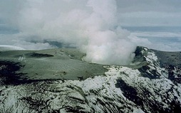 Nevado del Ruiz sumendiaren tontorra, 1985eko azaroan, erupzioaren ondoren.