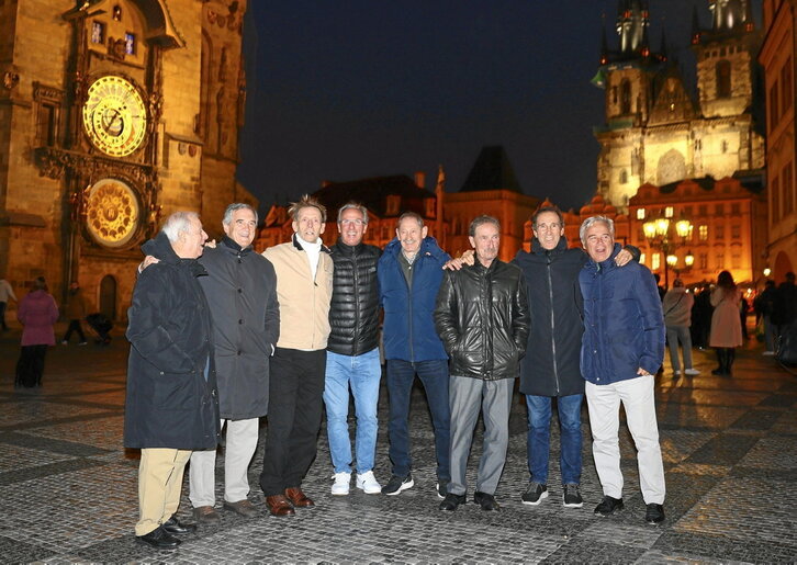 Las viejas glorias de la Real Sociedad, de paseo por las calles céntricas de Praga.