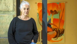 Marta Marugán posa junto a sus pinturas.