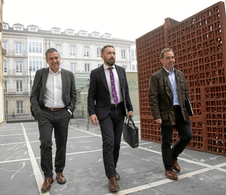 El consejero Denis Itxaso, entre los viceconsejero Miguel de los Toyos y Juan Carlos Abascal.