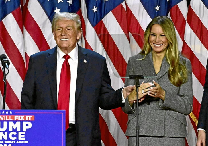 Donald eta Melania Trump, irribarretsu hauteskunde gauean  West Palm Beacheko (Florida) Konbentzio Zentroan.