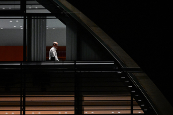 Olaf Scholz, fotografiado en la Cancillería alemana antes de su discurso a la nación.  