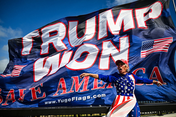 Seguidoras de Trump celebran su victoria en Palm Beach (Florida).