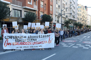 Cientos de trabajadores se han movilizado en Bilbo para exigir a la patronal que cumpla la ley,