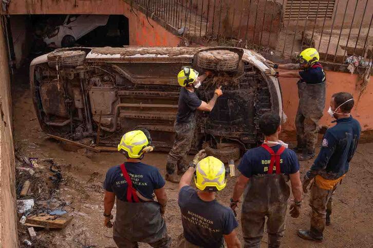 Bomberos vizcainos retiran un coche. Hay que mirar bajo cada uno de ellos, además de en el interior.