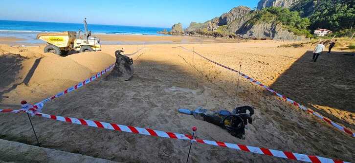 Maquinaria en la playa de Laga en los primeros movimientos de las obras.