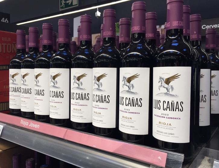 Botellas de tinto joven Luis Cañas en los lineales de EROSKI.