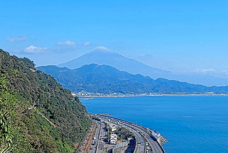 La cima del monte Fuji aparece algo blanqueada el 6 de noviembre.